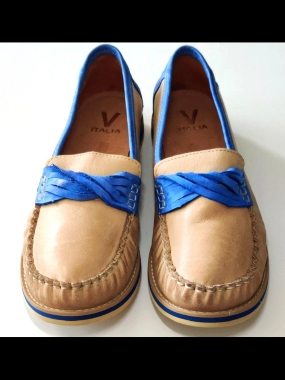 V ITALIA Leather Moccasin Style Womans Shoes 39/8.5 



please see Images for